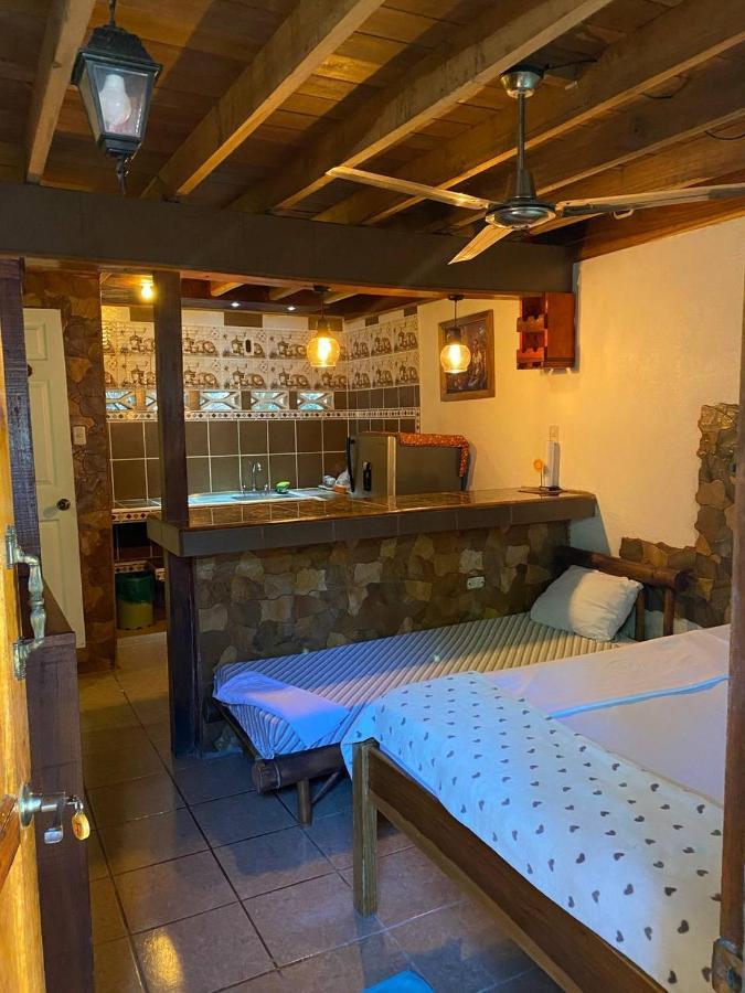 Hostal Cecilia Puerto Viejo de Talamanca Екстериор снимка