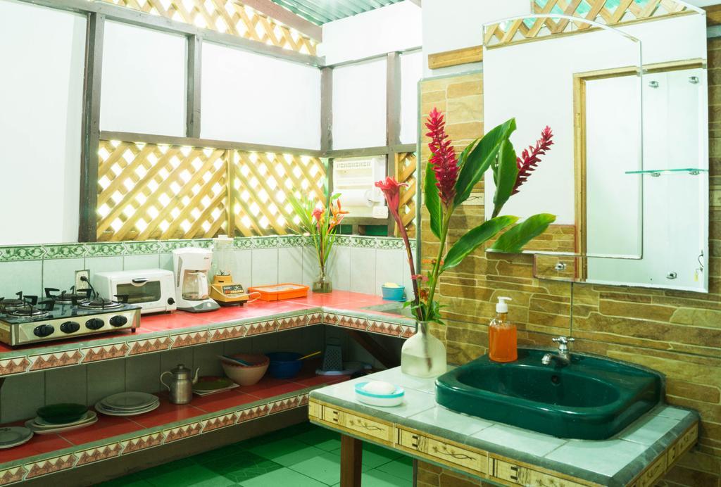 Hostal Cecilia Puerto Viejo de Talamanca Екстериор снимка