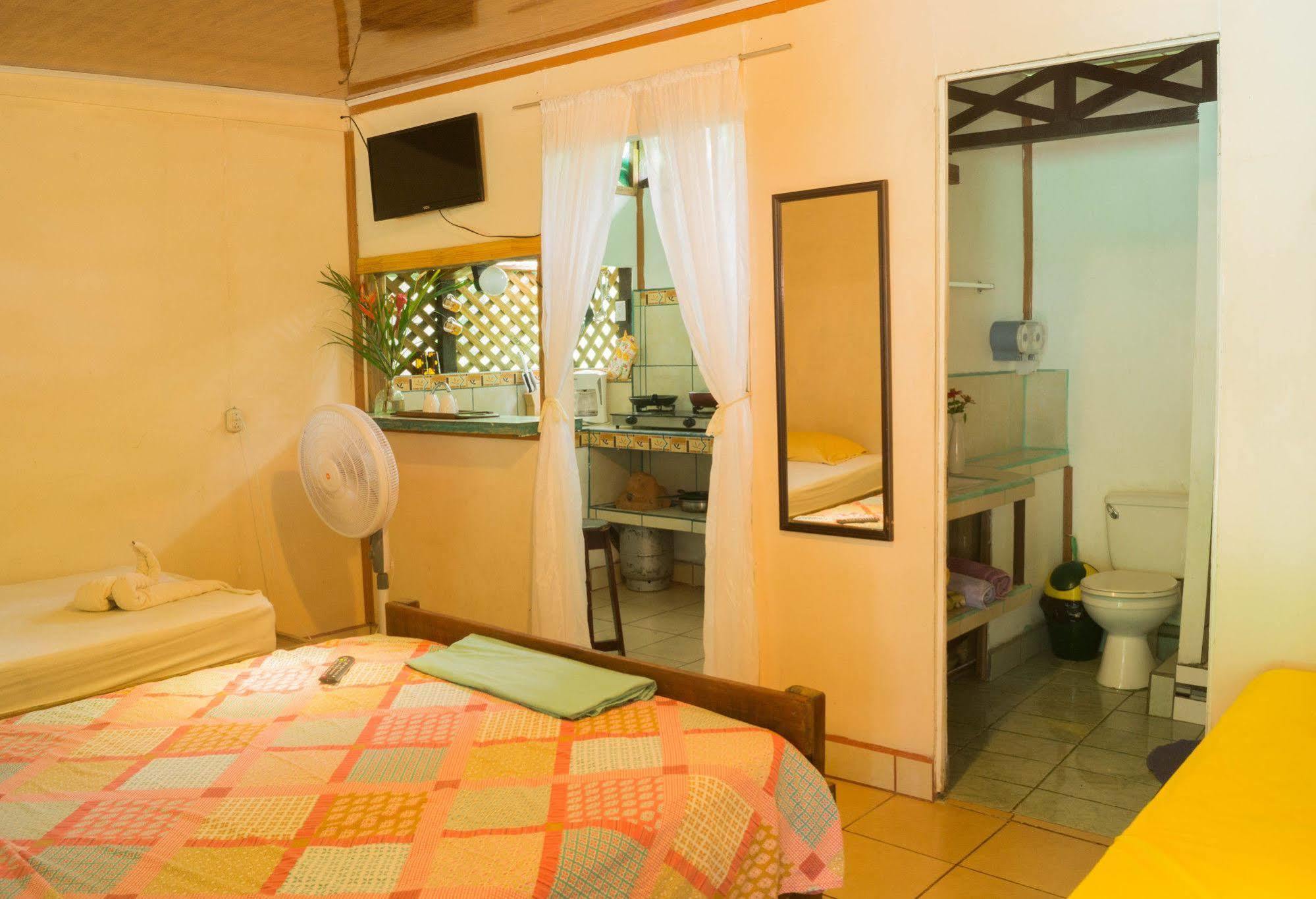 Hostal Cecilia Puerto Viejo de Talamanca Екстериор снимка