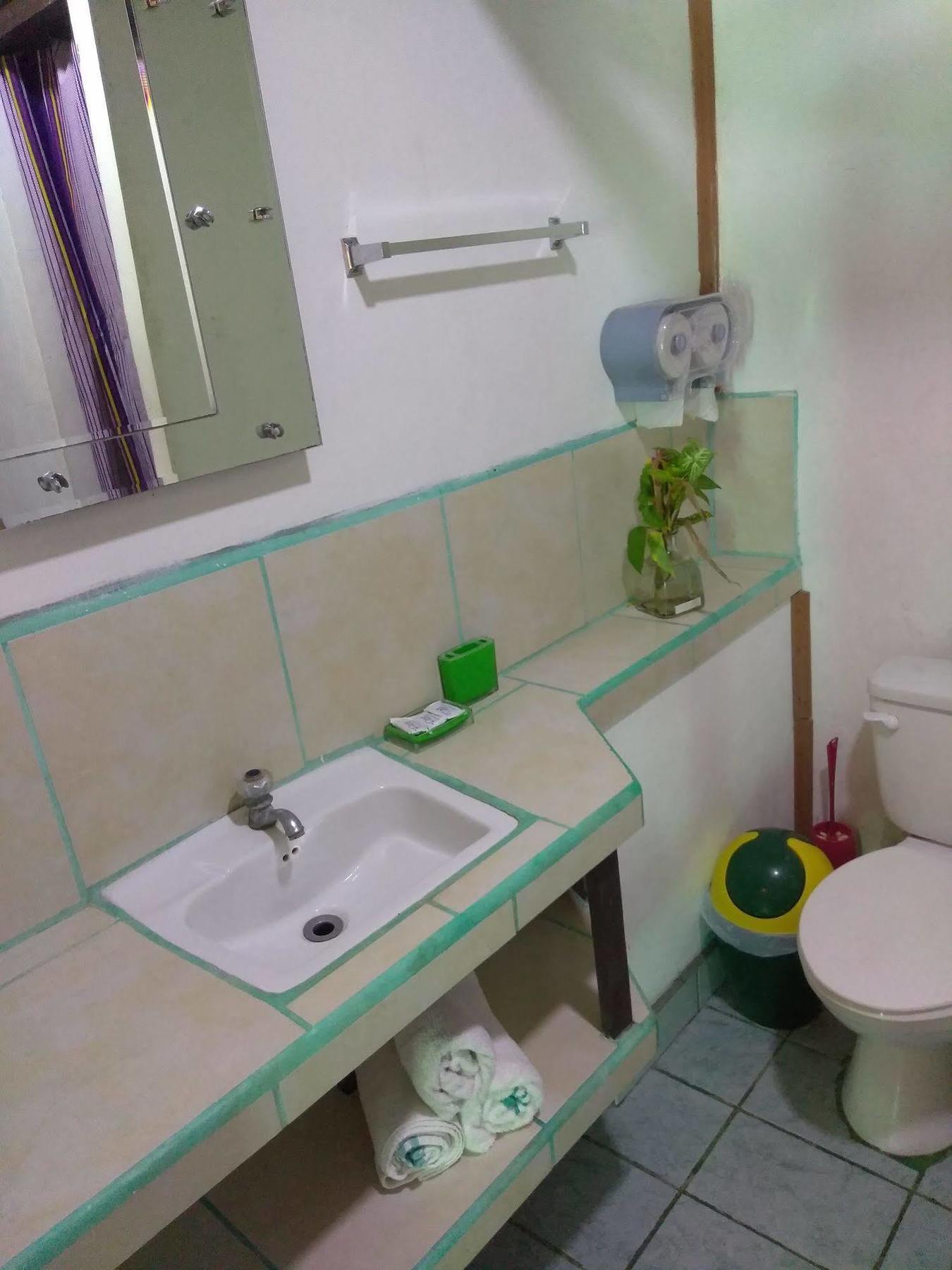 Hostal Cecilia Puerto Viejo de Talamanca Екстериор снимка