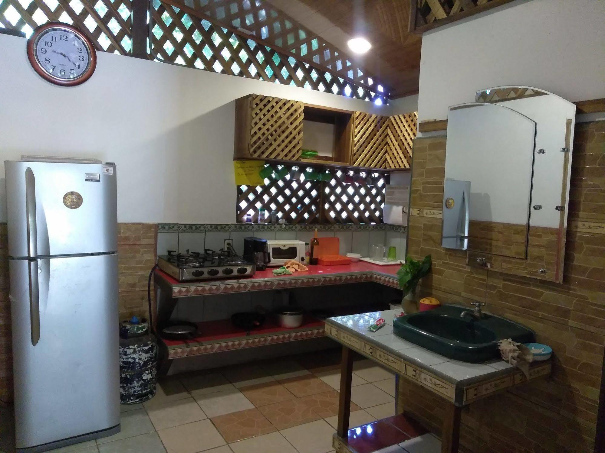 Hostal Cecilia Puerto Viejo de Talamanca Екстериор снимка