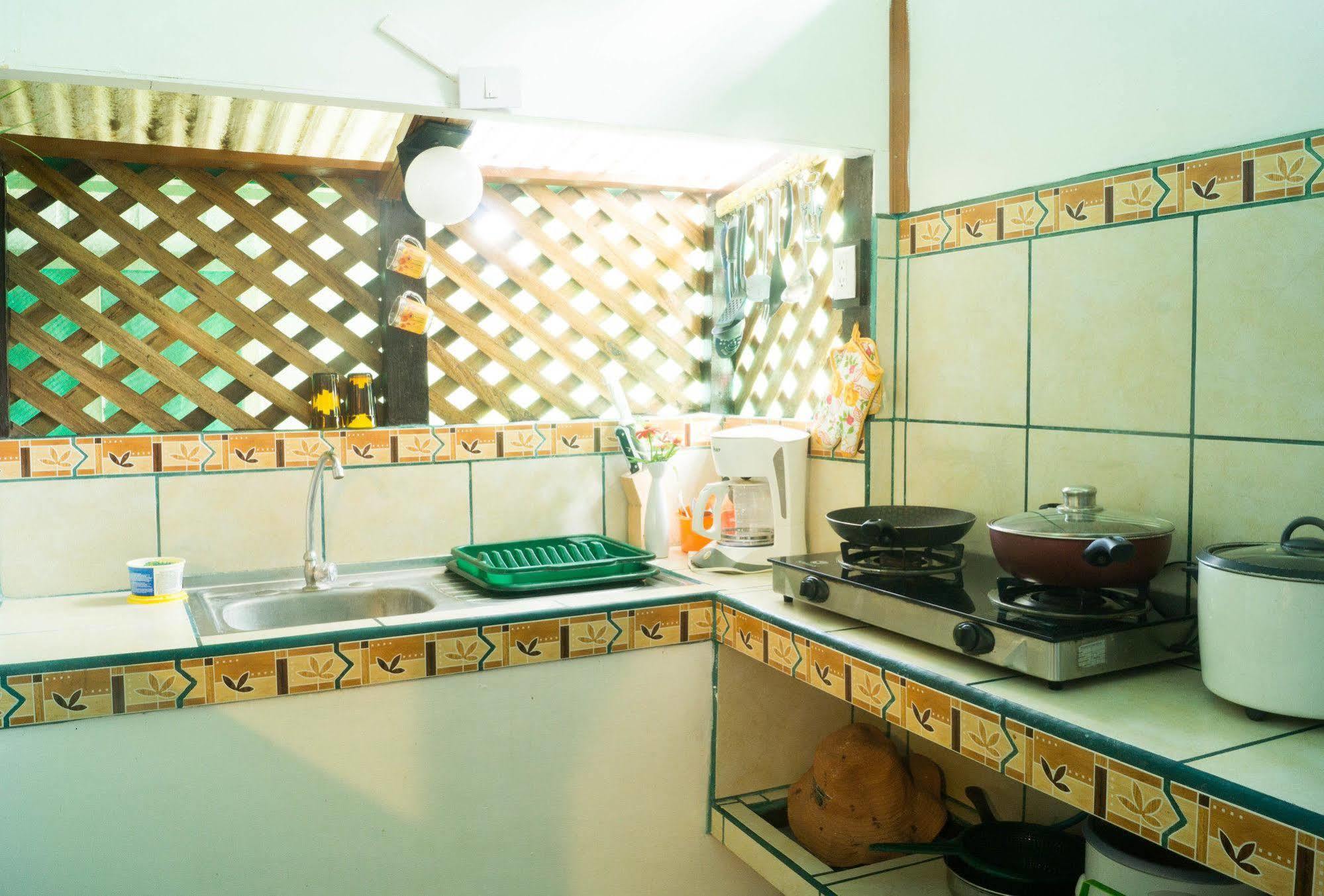 Hostal Cecilia Puerto Viejo de Talamanca Екстериор снимка