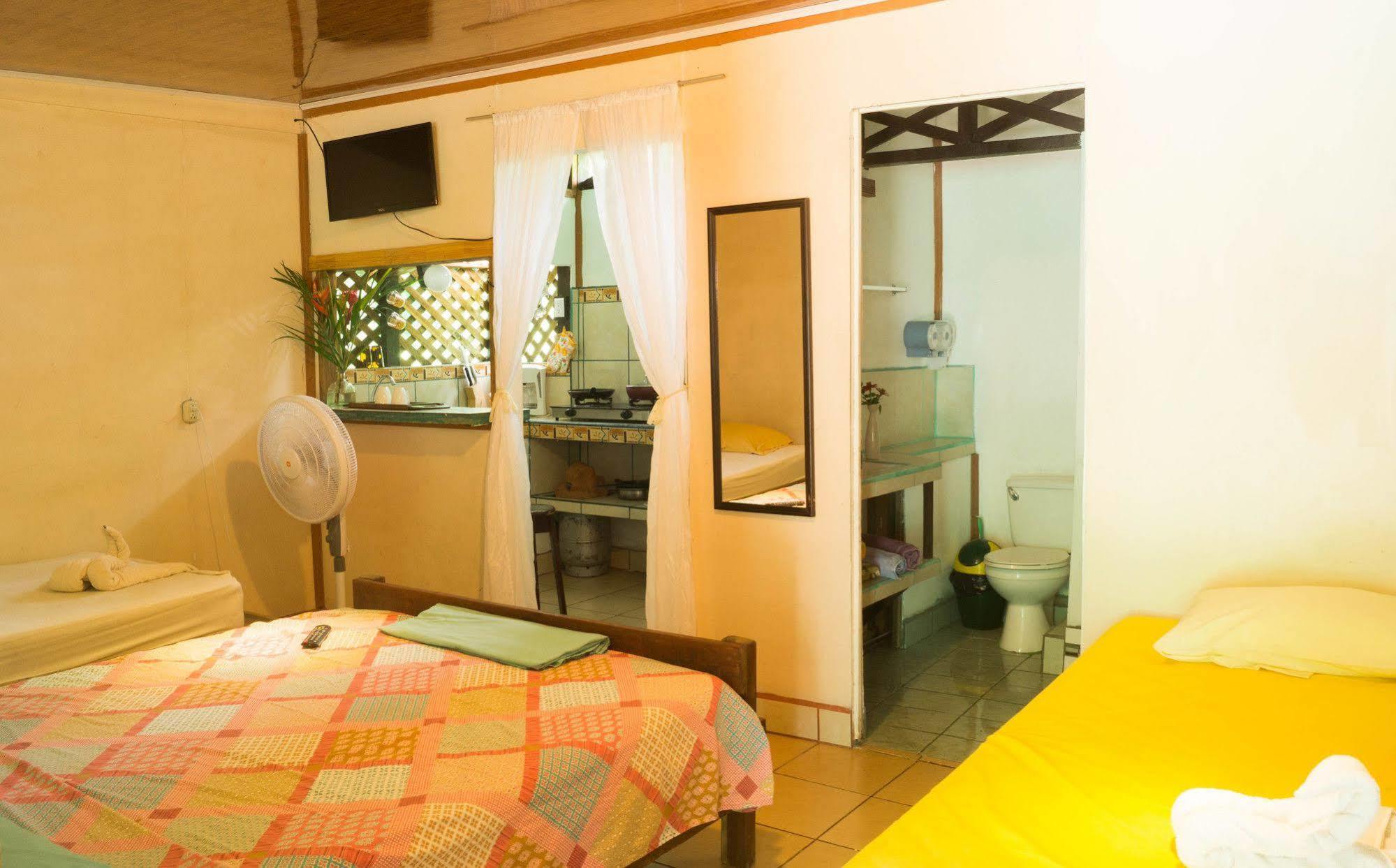 Hostal Cecilia Puerto Viejo de Talamanca Екстериор снимка